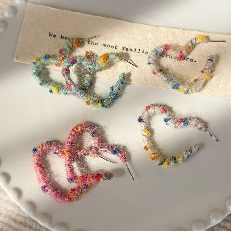 Minar Creative Rainbow Plush Hollow Out Open Love Heart Orecchini A Cerchio Per Le Donne Ladies Wholesale Twisted Wool Yarn Earring