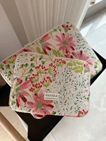Style frais et simple avec motif de fleurs de Gesang en relief, housse pour ordinateur portable, tailles 11/13/15 pouces, excellent article pour la rentrée scolaire, adapté au campus et aux bureaux, style féminin 2
