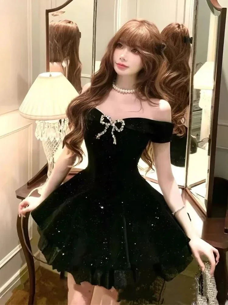 فستان أسود قصير بأكتاف مكشوفة