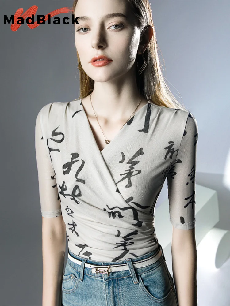 

Женская футболка с V-образным вырезом, коротким рукавом и надписью