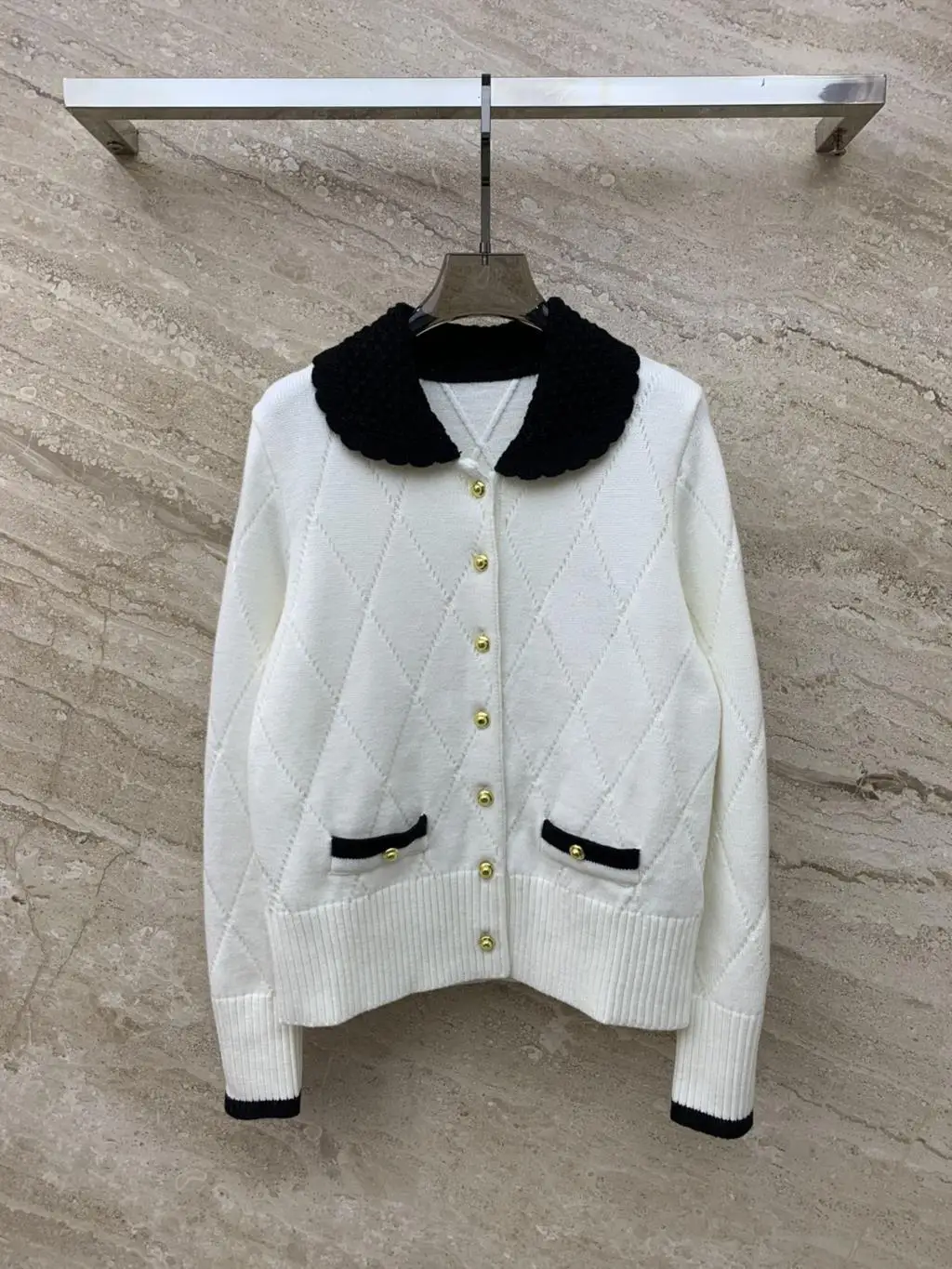 

2023 New for winter, collar gold button jacquard knit cardigan, beautiful on its own or on the inside,