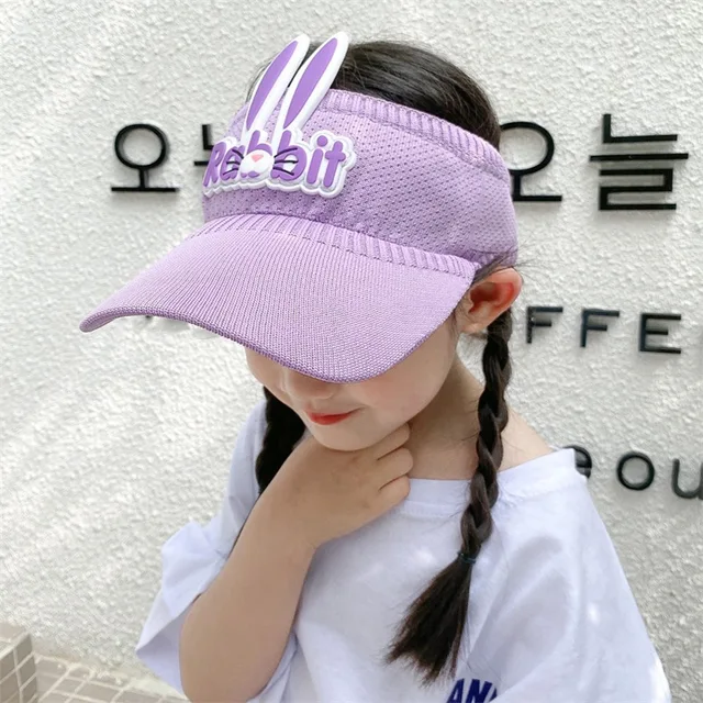 토끼 귀와 함께하는 귀엽고 부드러운 태양 손길