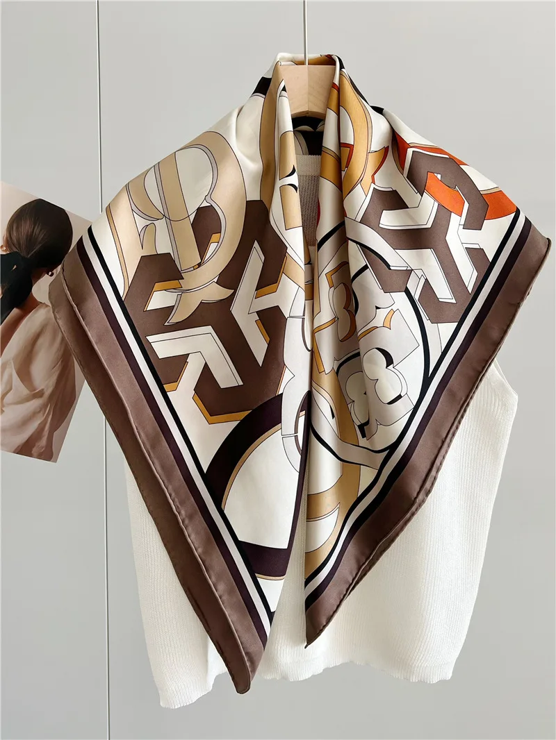 Letter Print Mulberry Silk Scarf: 우아함과 사치를 위한 다목적 액세서리
