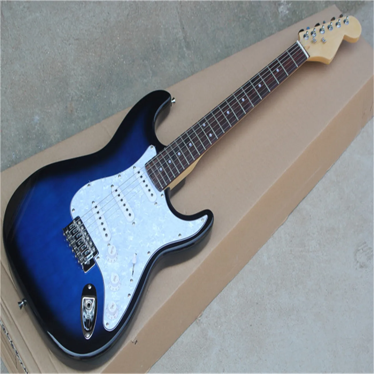 

New 6-string electric guitar, gradient blue paint rosewood fingerboard, chrome plated hardware guitar, free transportation