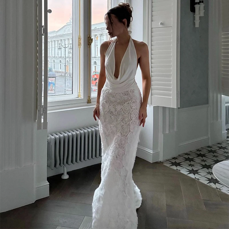 Vestido largo blanco sexy con cuello halter, espalda descubierta, plisado, con flores 3D y escote halter, ideal para fiestas de verano 2025 en la playa.