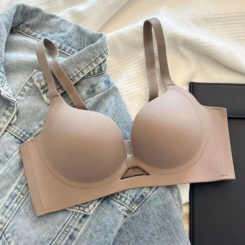 Red Lifting Small Breasts Gathered To Show Large Upper Support Without Steel Rings and Comfortable and Traceless Bra