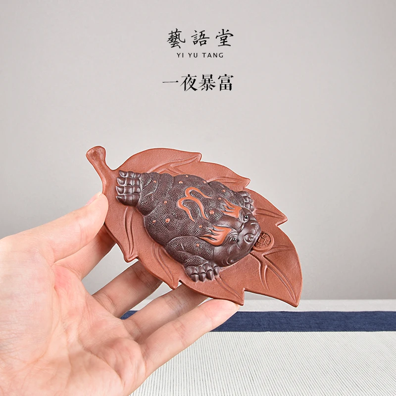 

Yixing Purplue песочный Чай Домашние животные скульптурные украшения удачи три фута Золотая жаба ночь бутик поддерживаемая сырая руда ручной работы