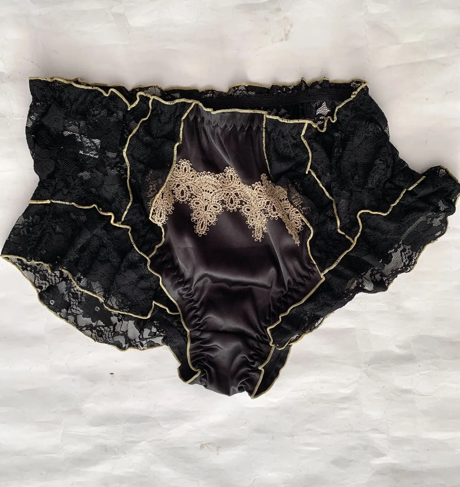 サテンパンティー 