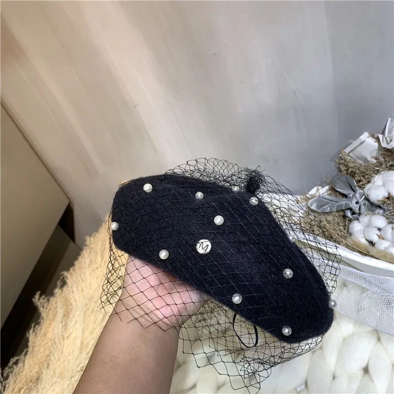 Großer Sale Faszinierende Mesh Schleier Wolle Baskenmütze Mode Brief M frauen Perlen Winter Warme Baskenmützen Vintage Filz Französisch Maler Hut_voghion.com