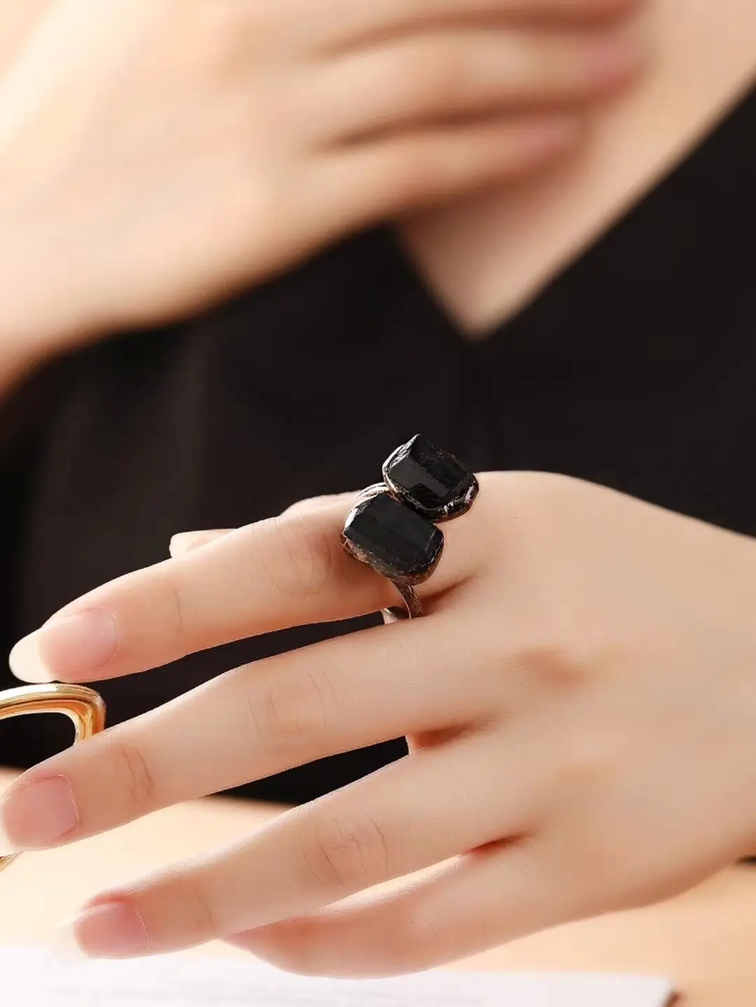 Bague ouverte Antique en Tourmaline noire irrégulière pour hommes