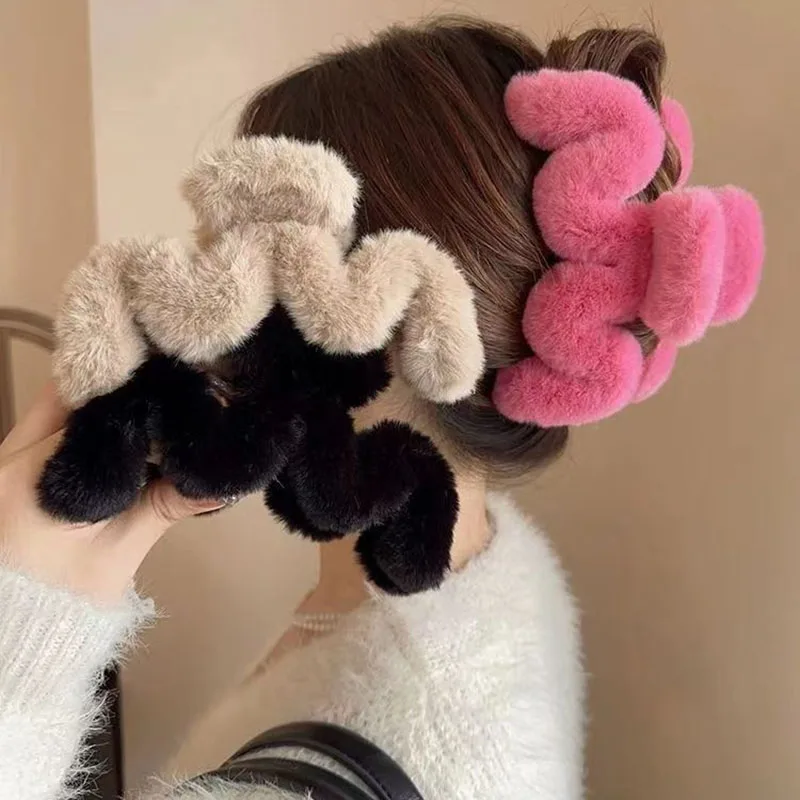 Korean Fashion Winter Plush Big Wave Shape Hair Claw Elegant Hairpins Faux Fur Hair Clip Headwear Women Girls Hair Accessorie