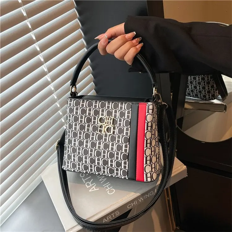 شنطة يد و كتف Shop1105357182 تصميم مونوغرام