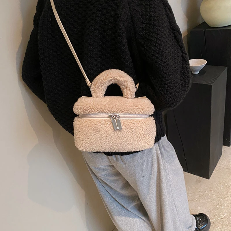 Lammwolle-Handtasche für Damen, 2022, Winter, weiche, flauschige Handtasche, kleine Plüsch-Umhängetasche, Reißverschluss-Geldbörse, luxuriöse Clutch-Tasche aus Kunstfell – Detail 5