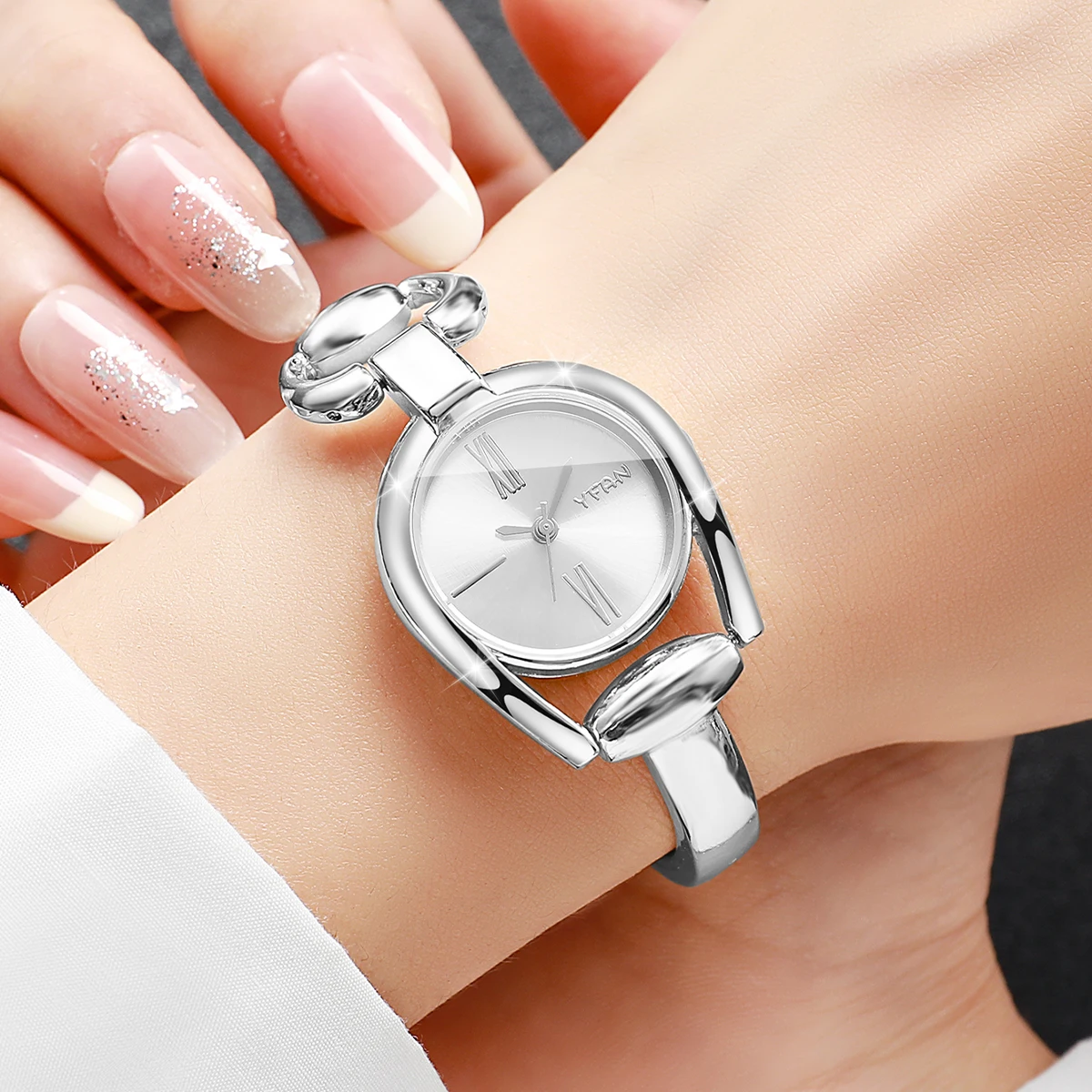 Women's Luxury Bright Color Watch Sweet Countryside Style Simple Gift Bracelet Watch (Box Not Included)