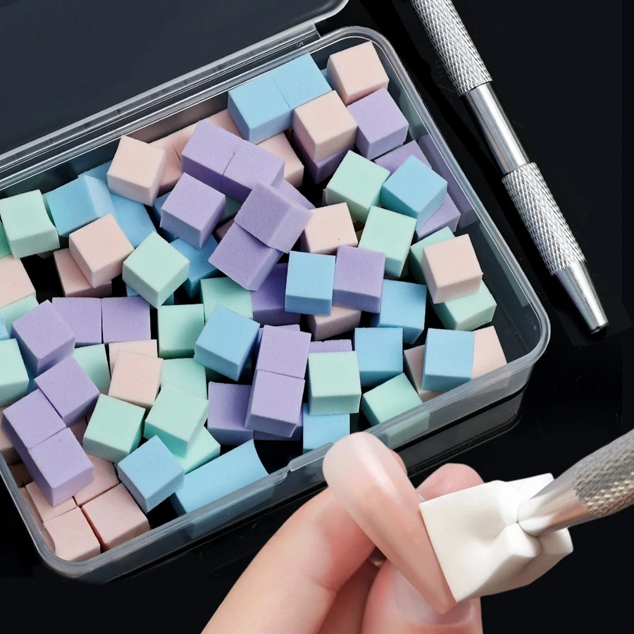 100 Stück Mini-Quadrat-Nagelkunst-Schwämme-Set mit 4-Klauen-Metall-Greifstift für Farbverlaufs-Nageldesigns, Maniküre-Werkzeuge – Detail 1