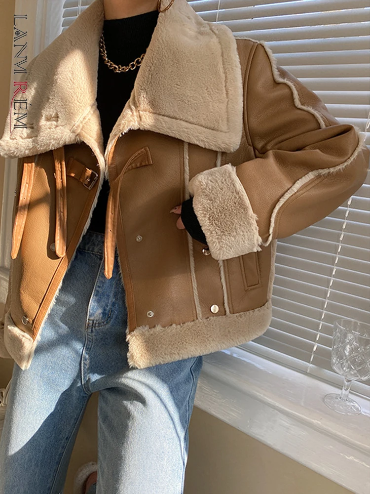 

LANMREM 2023 Winter New Short Lamb Fur Jackets Women Lapel Zipper Contrast Color Vintage Coat Fashion Female Clothing 2AA2504