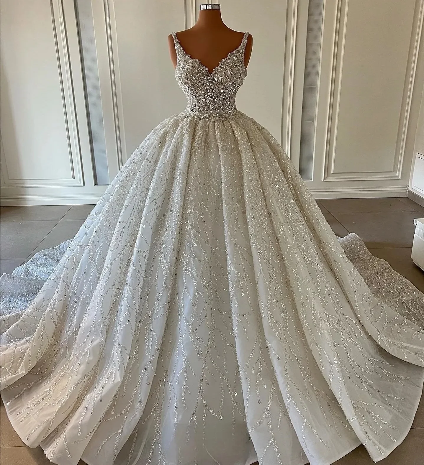 

2024 Luxury Beaded Ball Gown Wedding Dresses V Neck Sleeveless Crystals Princess Bridal Gowns Robe De Mariee Vestidos De Noiva