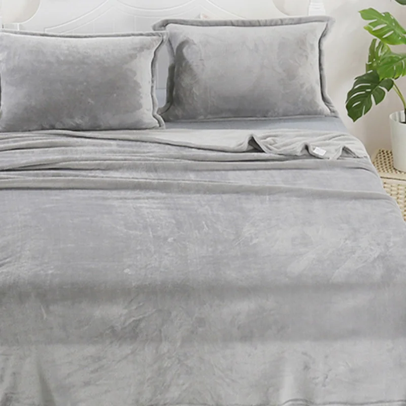 

Постельное белье мягкое, можно использовать круглый год. Одеяла удобные и эластичные