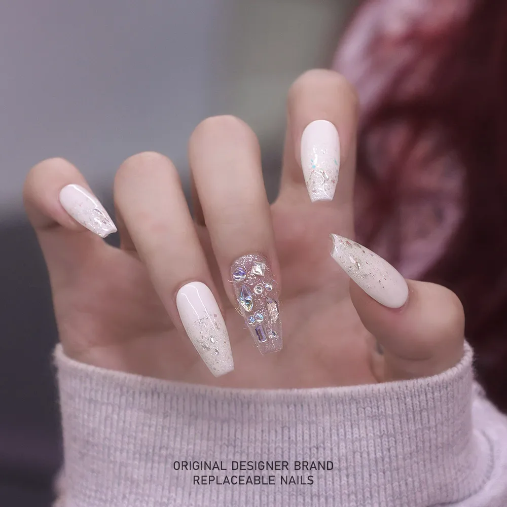 

ZIIIBEYOND The Northern Star nail art is handmade and worn with a white background gold butterfly nail art middle ladder ZB101