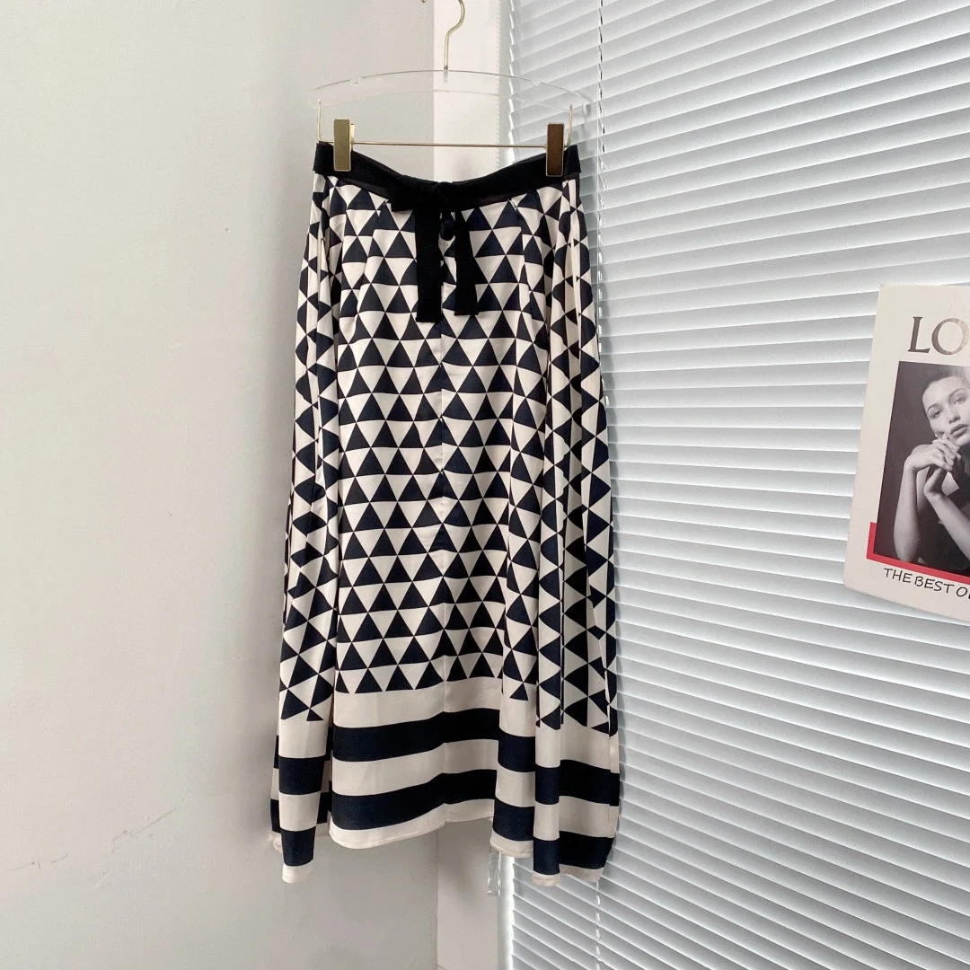 

Metal chain rhombus plain high waited skirt, metal letter chain place decoration on the wait fashion Soft and comfortable Trendy