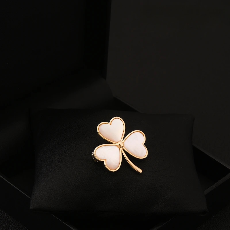 Simple Shell Lucky Grass Leaf Brooch Women's Suit Neckline Versatile Clothing Accessories Fashion Flower Pin Clip Jewelry Buckle