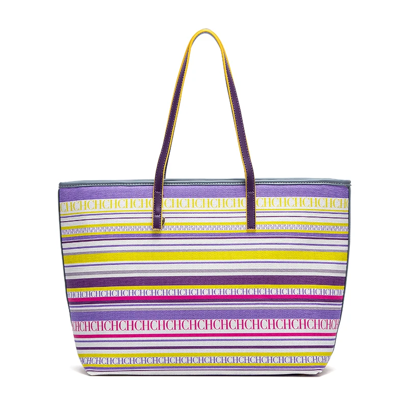 حقائب نسائية من علامة CH التجارية، بتصميم مخطط ملو...