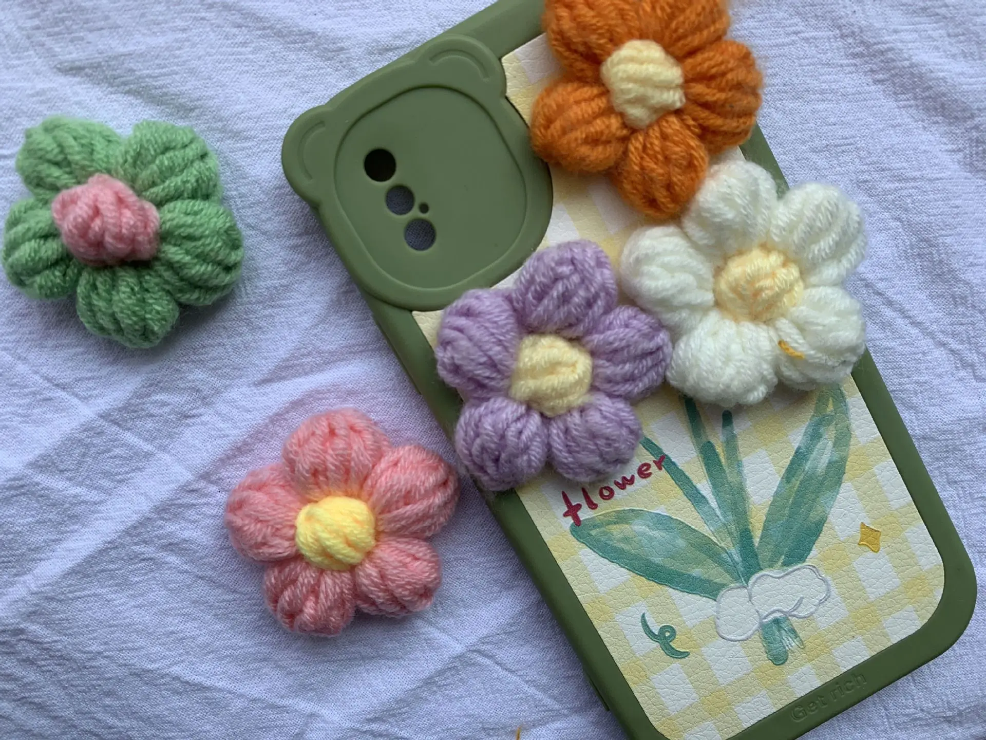 

Spot Hand-crocheted Flower Color Five-petal Wool Flower Clothing Accessories Brooch Hairpin Mobile Phone Shell DIY