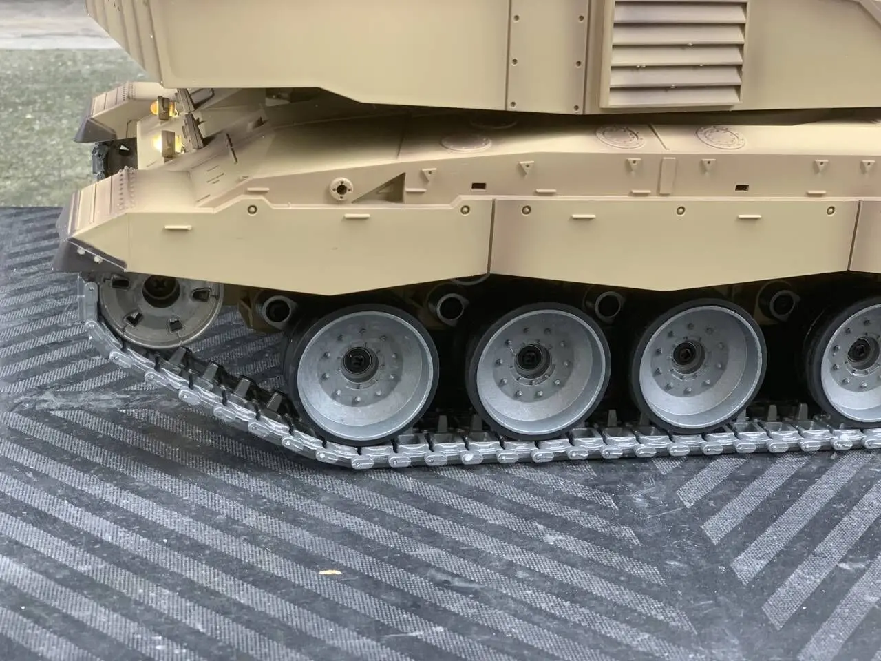 28.7 Inch Remote Control Heavy Tank UK Challenger Ⅱ RC Battle War Military Vehicle Smoke Shooting Effect Collection Professional 4