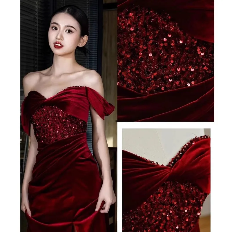 

Платье рыбий хвост с открытыми плечами винно-красное бархатное блестящее оформление