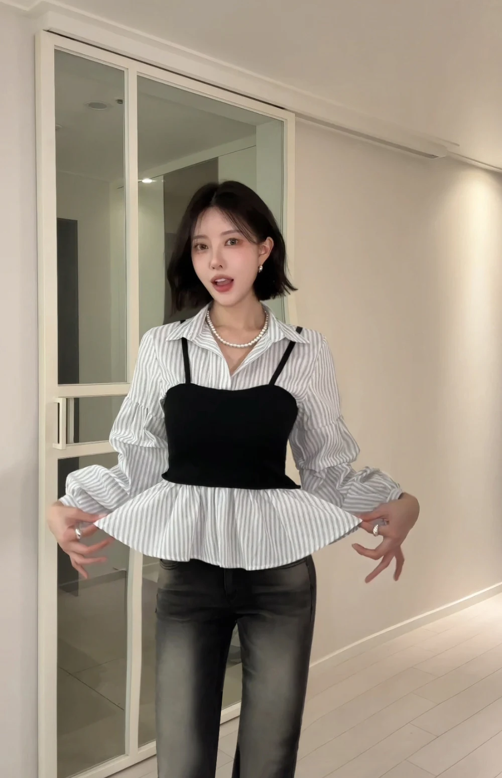 قميص نسائي جديد لربيع 2026 بتصميم مخطط يحدد الخصر وقصة ضيقة مع تصميم كم منفوش وهمي من قطعتين