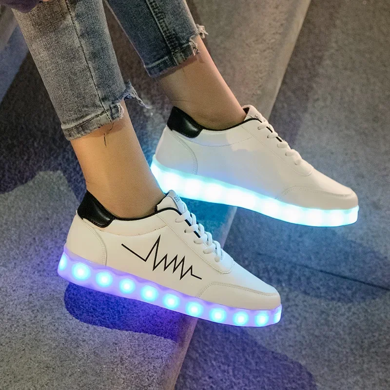 ตัวเลือกสินค้า รองเท้าผ้าใบแฟชั่น LED ส่องสว่าง หญิงสาวเท่ๆ กลางคืน