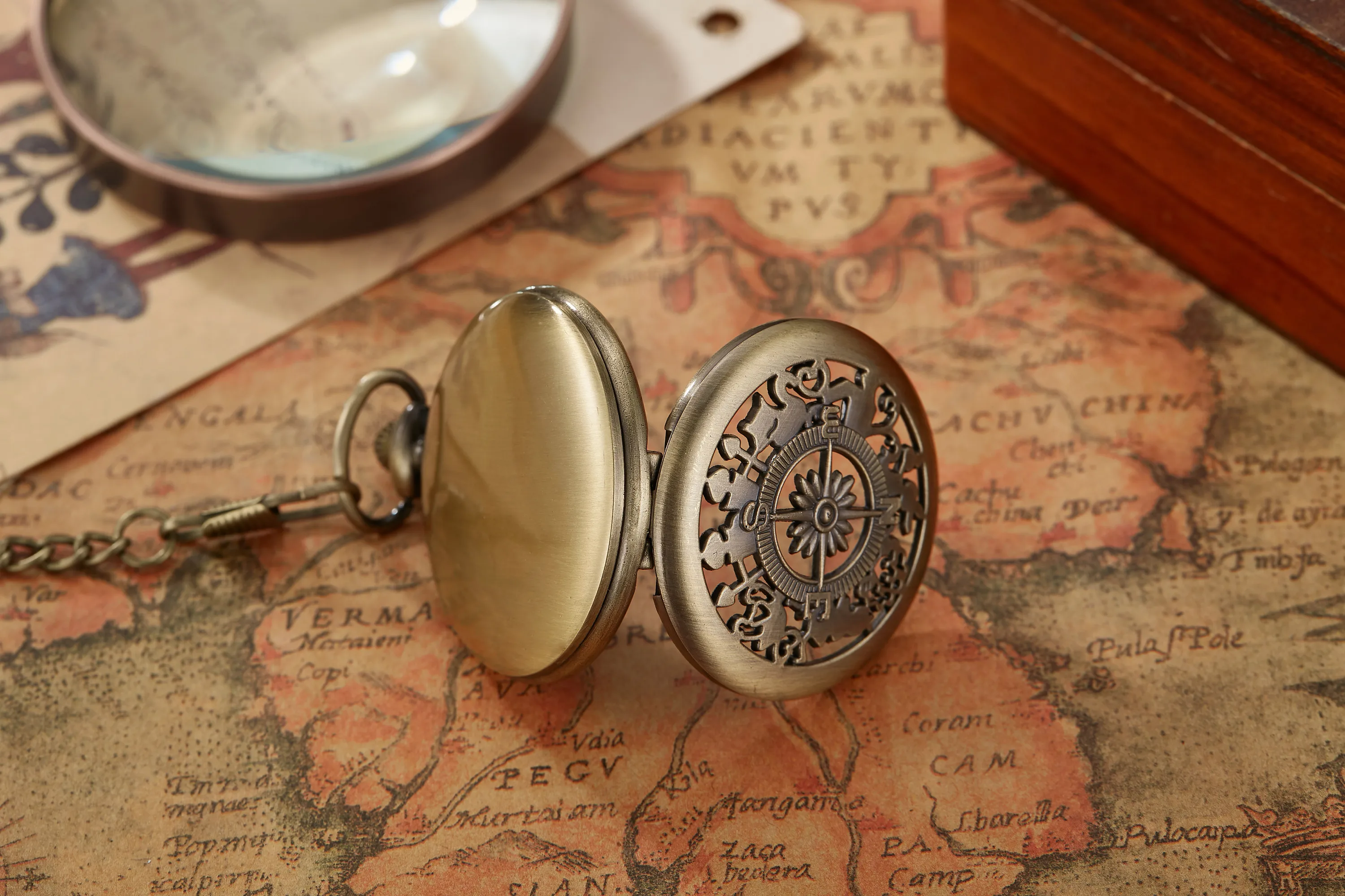 Creative Compass Pocket Watch Hollowed Out Classic Flip Compass Outdoor Hiking Chain Pendant Men Women Pocket Watch Reloj