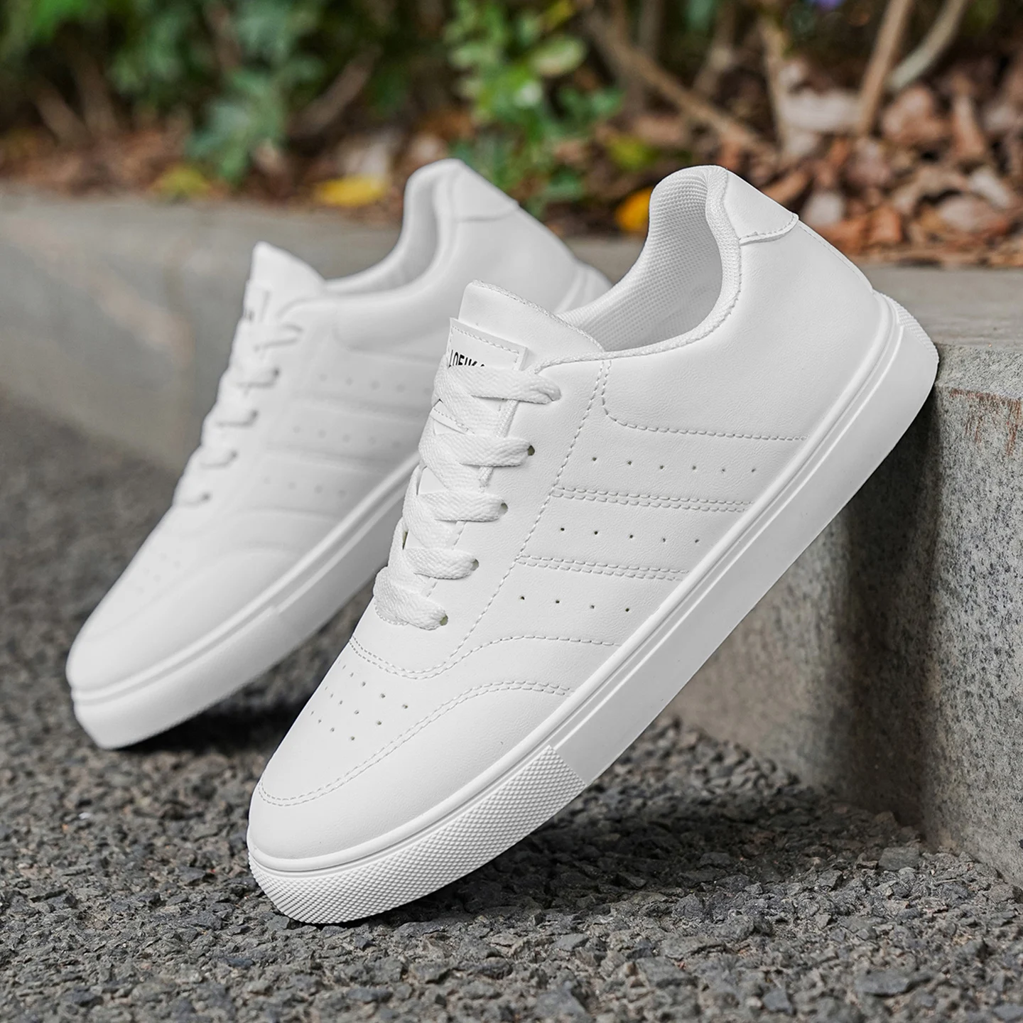 Men's versatile sneakers with a low top, comfortable and stylish with a thick sole for running and outdoor skating.