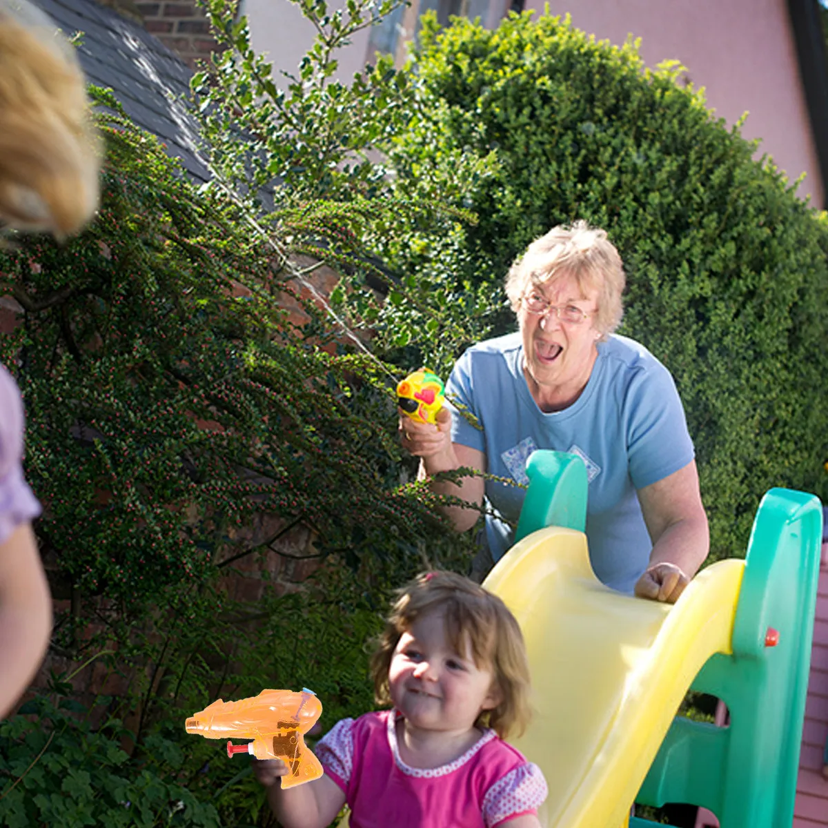 12Pcs 투명한 물총 어린이 여름 재미있는 놀이 야외 수영장 파티 호의품 스플래시 소커 목욕 활동 게임 무작위 색상