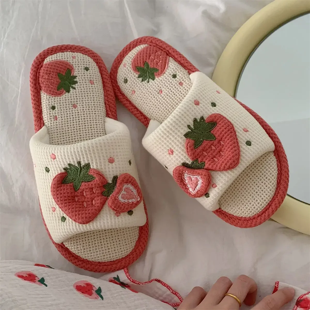 

0203 Cute Strawberry Plush Slippers Autumn House Slides Female Flip Flops Women Slippers Winter Home Warm Furry Linen Slippers W