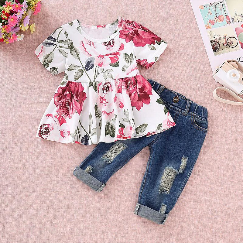 

PatPat 2pcs Baby Girl 95% Cotton Denim Ripped Jeans and Floral Print Short-sleeve Top Set (Loose-fit)