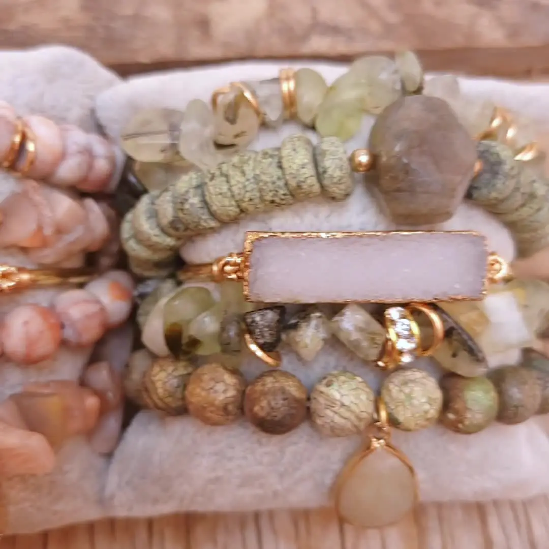 Bracciali Bohemien,Set di Braccialetti di Perline Bohémien Bracciale Impilabile Colorato Bracciale Rigido con Ciondolo Piuma Boho Vintage Bracciale Elasticizzato con Perline Multicolori per Uomo Don