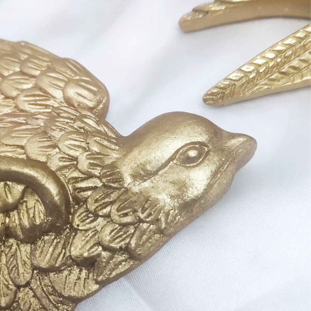 Golden Flying Birds Wall Mount Decor Retro Resin Swallow Sculpture Wall Hanging Crafts for Home Decoration Living Room Bedroom 4