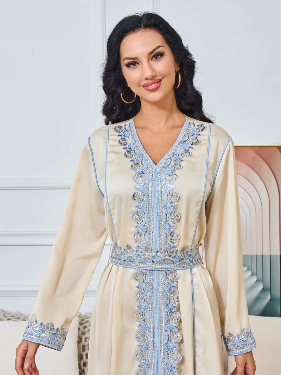 جلابية بيج بتفاصيل دانتيل أزرق وحزام