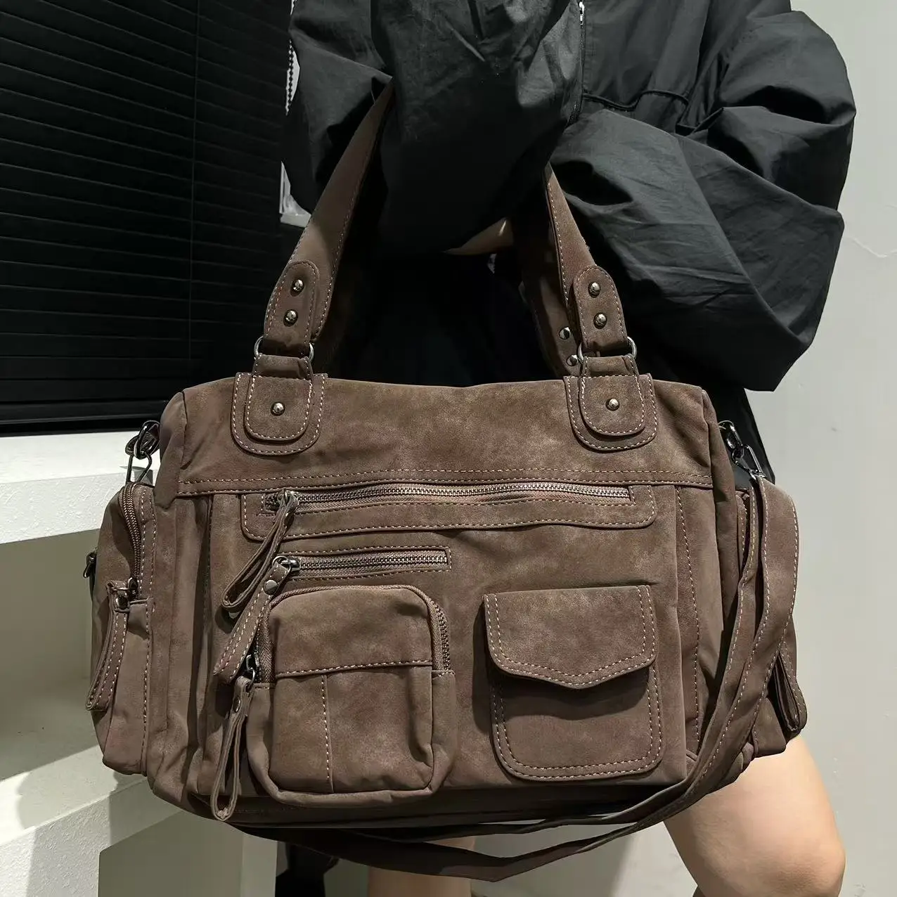 Damenmode Y2K Hot Girl Punk Motorradtasche Große Kapazität Multi Reißverschlusstasche Wildleder Einzelne Schulter Diagonal Cross Handtasche – Detail 11