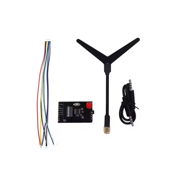Vue de face de l'émetteur vidéo FPV avec dissipateur thermique et connecteurs SMA, adapté pour drone RC