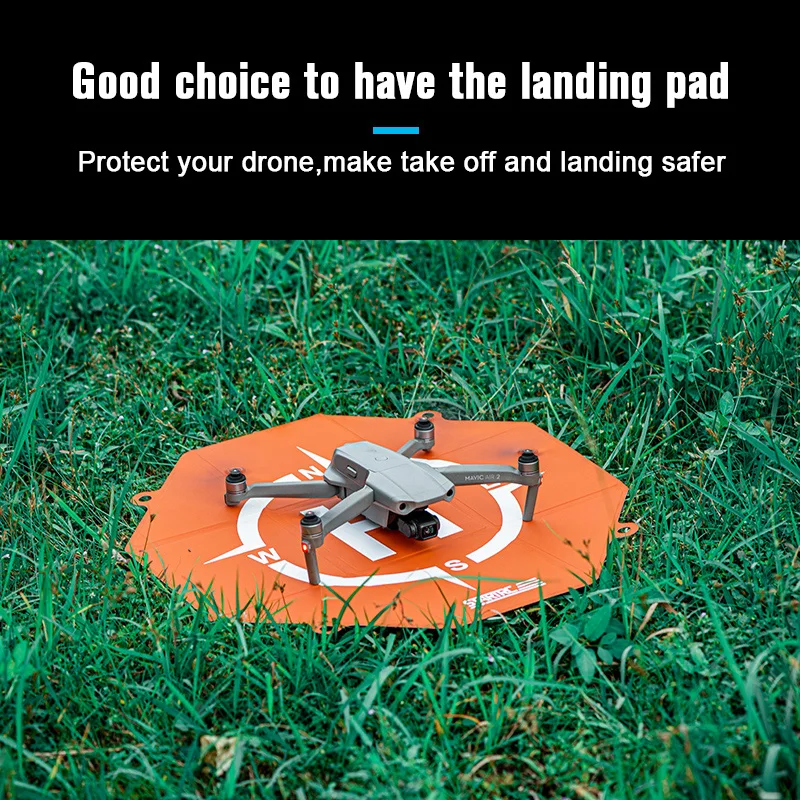 Tapis d'atterrissage STARTRC déplié sur l'herbe avec un drone DJI Avata à côté.