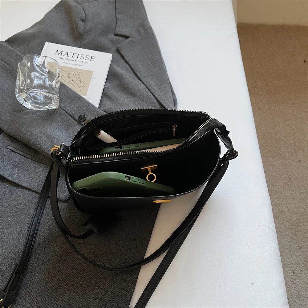 Luxury Women's Shoulder Bag With Dual Straps And Locker Closure_voghion.com
