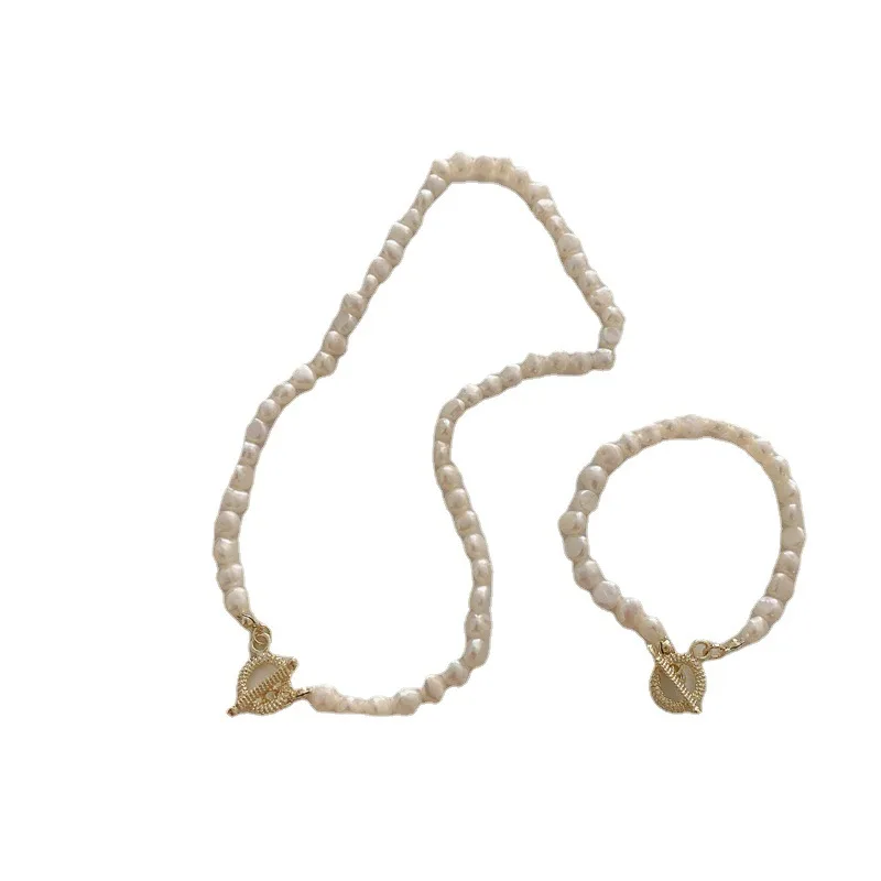 ALLNEWME Retro Natural Freshwater Pearl Chokers Necklace for Women Gold Copper Toggle Clasp Circle Pendant Necklaces Accessories