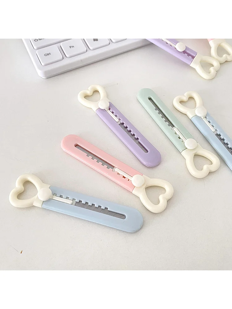1PCS 카와이 러브 하트 유틸리티 나이프 종이 커터 포켓 나이프 안전 박스 커터 봉투 개봉기 리필 가능 블레이드 문구류