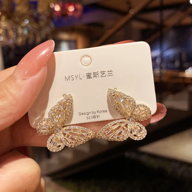 여성의 우아함을 표현하는 나비 지르콘 귀걸이