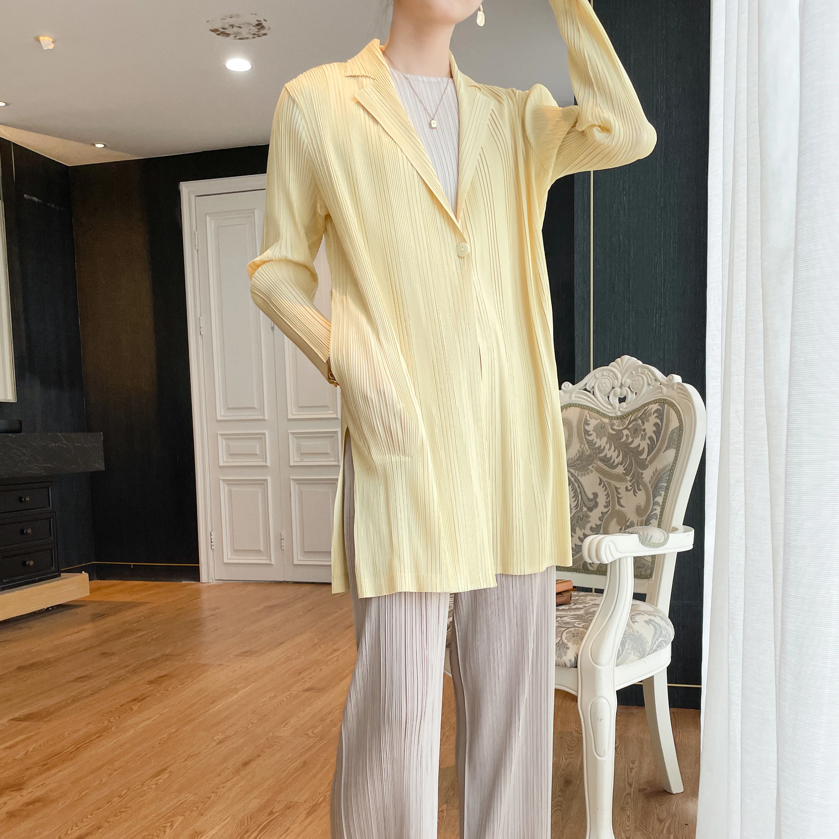 

The manufacturer directly provides 2023 autumn and spring Miyake fold loose casual temperament in commuting long coat