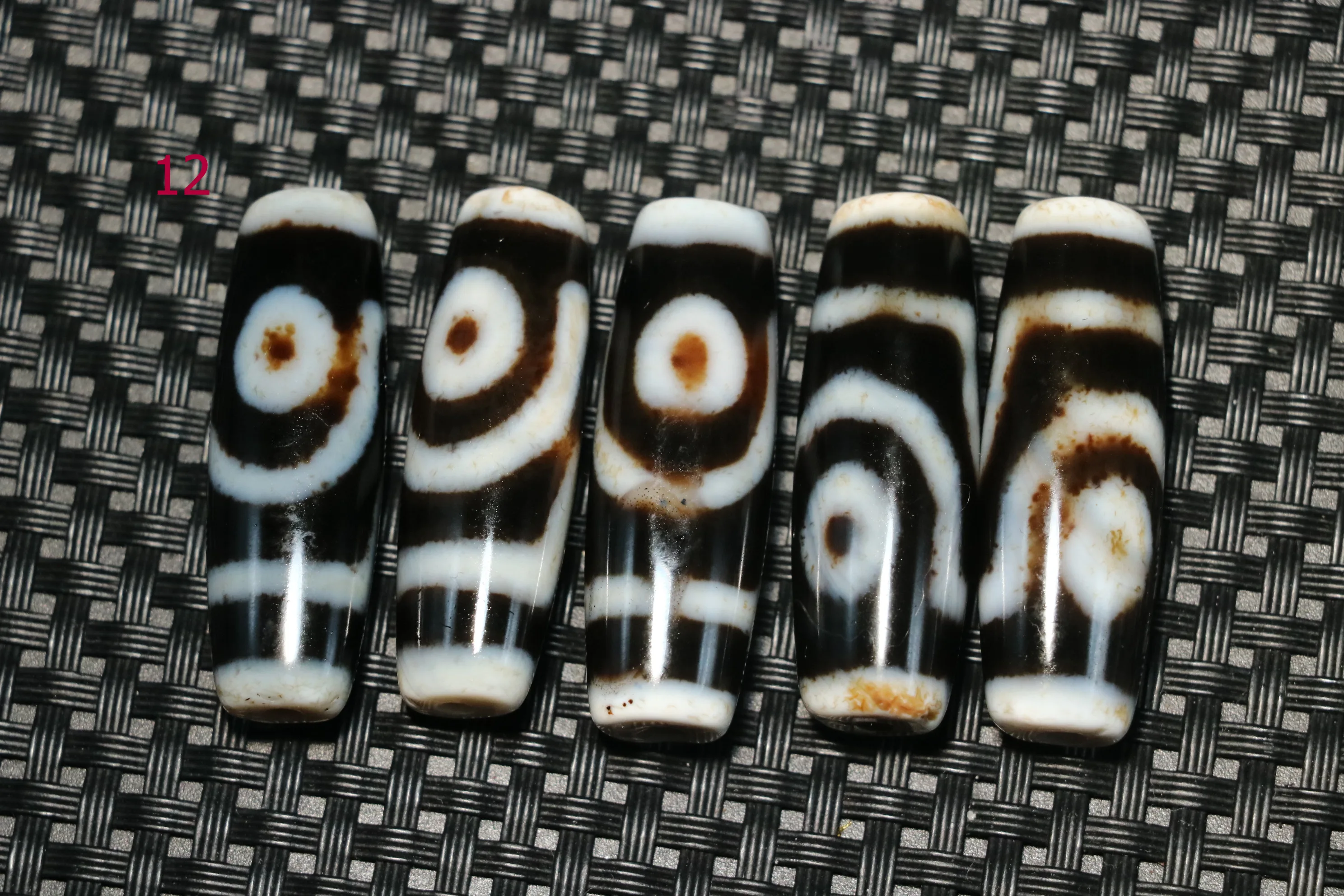 

Power Magic LKbrother Set of 5 Powerful Tibetan Old Agate Ruyi 2 Eyed Love Symbol Flat Shape dZi Bead Amulet For Bracelets No9