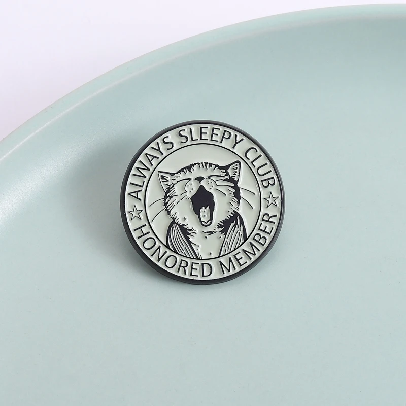 Always Sleepy Club Honored Member Brosche Emaille Pins Niedliche müde schläfrige Katze Broschen Revers Abzeichen Rucksack Schmuck Freunde Geschenke – Detail 9
