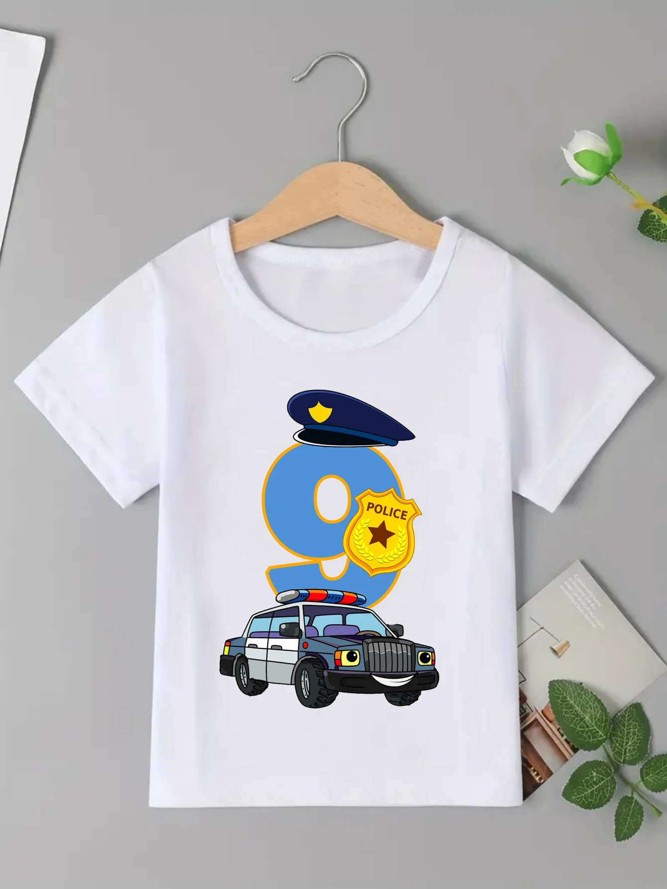 Geburtstags-T-Shirt für Jungen mit Polizei-Motiv Nummer 1-9, Polizeiabzeichen und Tarnmuster-Helikopter, Kurzarm-Oberteil als Geschenk für Babys und Kinder – Detail 18